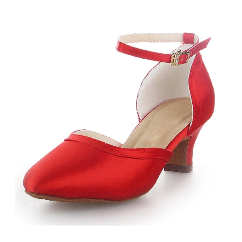 <transcy>Zapatos de baile latino para mujer modernos, zapatos de baile de satén rojo, talón acampanado, ajustar el ancho</transcy>
